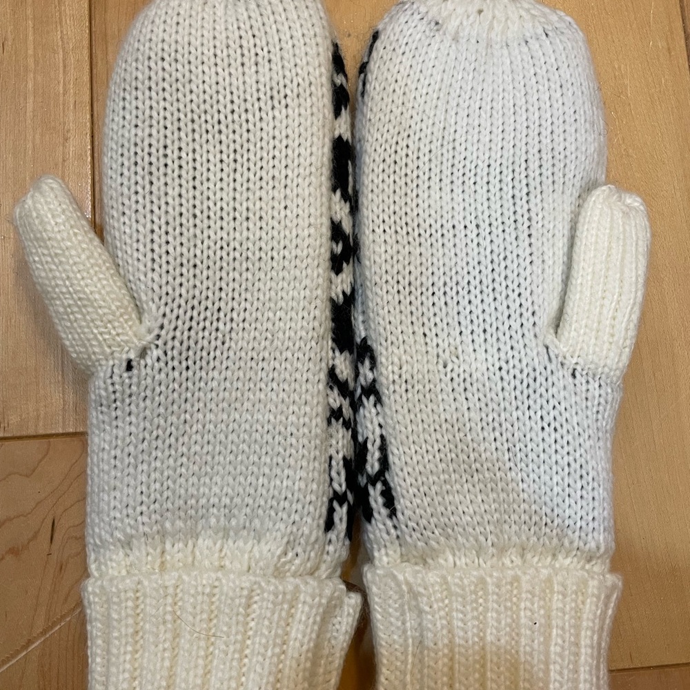 Roots Nordic Winter Acrylic Mittens NWOT - Picture 2 of 5